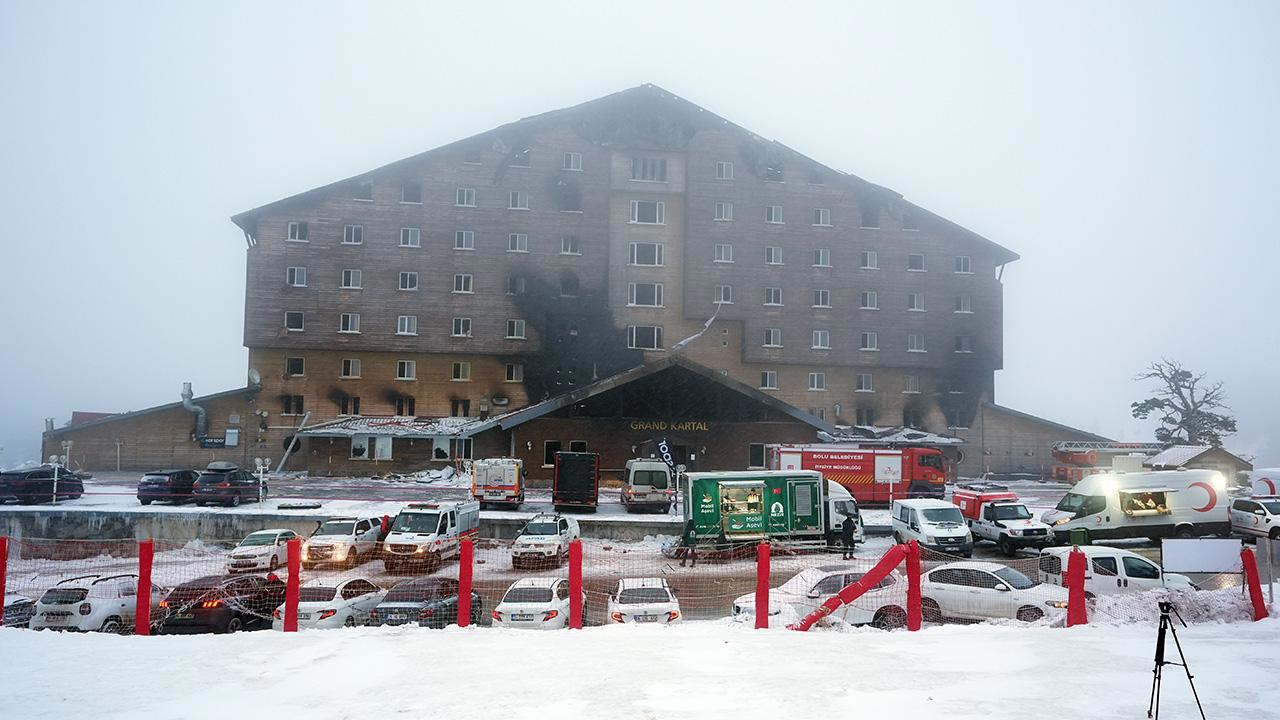 Kartalkaya'da Otel yangınında ekipler çalışmalarına devam ediyor